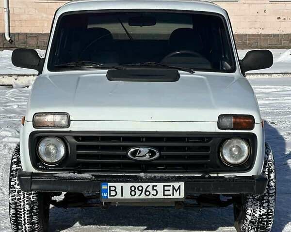 Белый ВАЗ 21214, объемом двигателя 1.7 л и пробегом 150 тыс. км за 3700 $, фото 4 на Automoto.ua