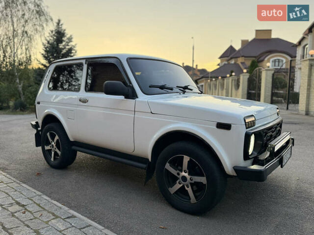 Білий ВАЗ 21214, об'ємом двигуна 1.7 л та пробігом 160 тис. км за 3999 $, фото 17 на Automoto.ua