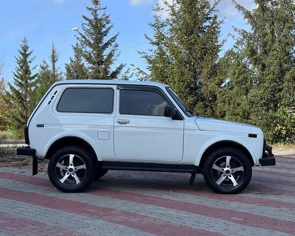 Белый ВАЗ 21214, объемом двигателя 1.7 л и пробегом 218 тыс. км за 4500 $, фото 5 на Automoto.ua