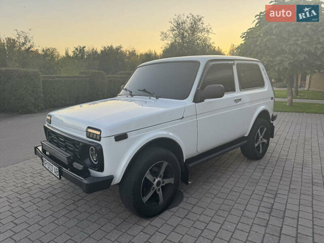Білий ВАЗ 21214, об'ємом двигуна 1.7 л та пробігом 160 тис. км за 3999 $, фото 9 на Automoto.ua