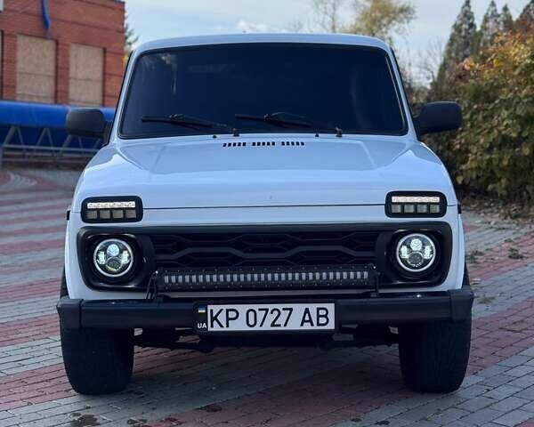 Белый ВАЗ 21214, объемом двигателя 1.7 л и пробегом 218 тыс. км за 4500 $, фото 2 на Automoto.ua