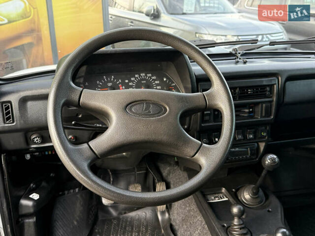 Белый ВАЗ 21214, объемом двигателя 1.7 л и пробегом 113 тыс. км за 4999 $, фото 36 на Automoto.ua