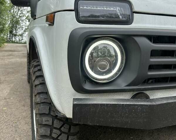 Белый ВАЗ 21214, объемом двигателя 1.7 л и пробегом 270 тыс. км за 4999 $, фото 21 на Automoto.ua