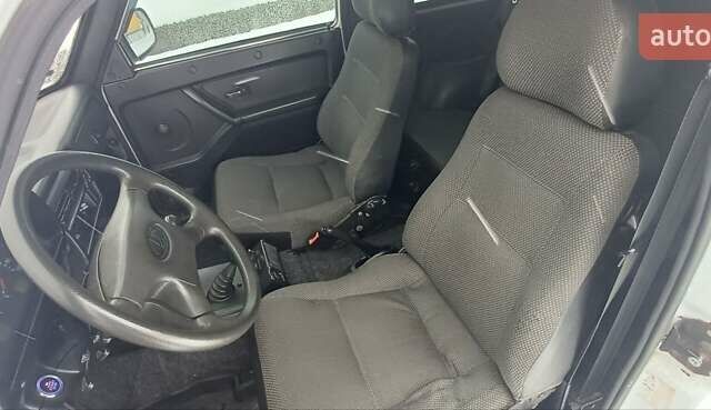 Белый ВАЗ 21214, объемом двигателя 1.69 л и пробегом 113 тыс. км за 4999 $, фото 9 на Automoto.ua