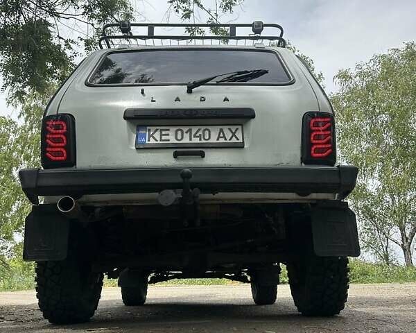 Белый ВАЗ 21214, объемом двигателя 1.7 л и пробегом 270 тыс. км за 4999 $, фото 6 на Automoto.ua