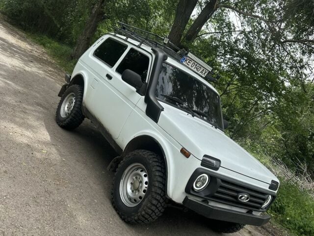 Белый ВАЗ 21214, объемом двигателя 1.7 л и пробегом 270 тыс. км за 4799 $, фото 2 на Automoto.ua