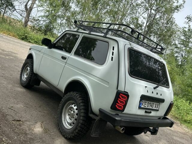 Белый ВАЗ 21214, объемом двигателя 1.7 л и пробегом 270 тыс. км за 4799 $, фото 4 на Automoto.ua