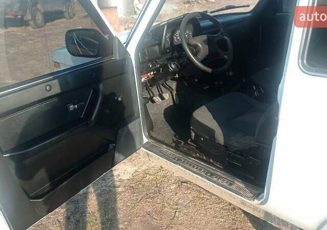 Білий ВАЗ 21214, об'ємом двигуна 1.7 л та пробігом 70 тис. км за 2600 $, фото 8 на Automoto.ua