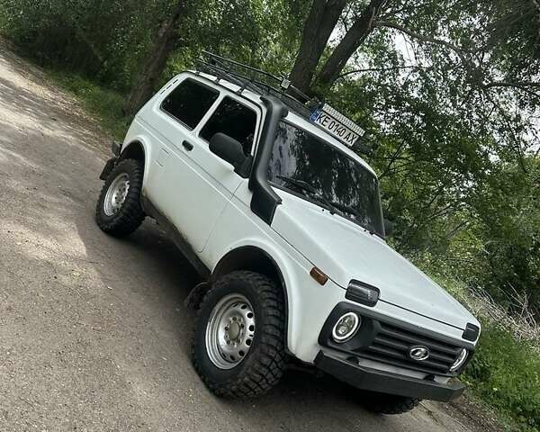 Белый ВАЗ 21214, объемом двигателя 1.7 л и пробегом 270 тыс. км за 4999 $, фото 1 на Automoto.ua