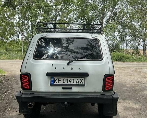 Белый ВАЗ 21214, объемом двигателя 1.7 л и пробегом 270 тыс. км за 4999 $, фото 4 на Automoto.ua