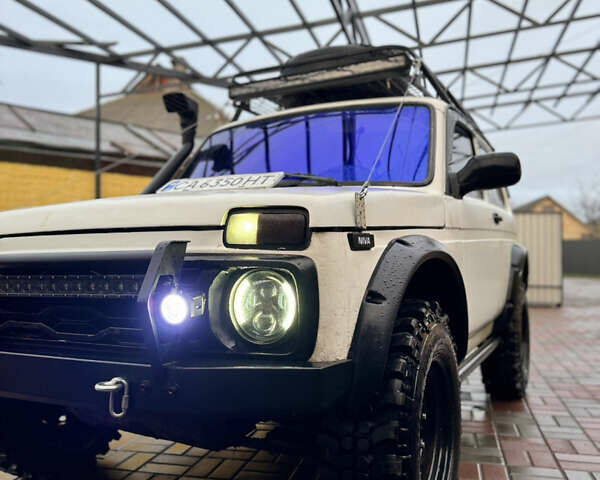 Белый ВАЗ 21214, объемом двигателя 1.7 л и пробегом 110 тыс. км за 6000 $, фото 1 на Automoto.ua