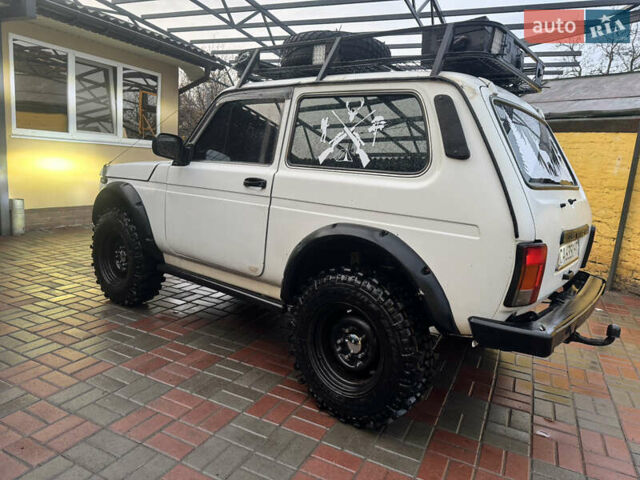 Белый ВАЗ 21214, объемом двигателя 1.7 л и пробегом 110 тыс. км за 6000 $, фото 3 на Automoto.ua