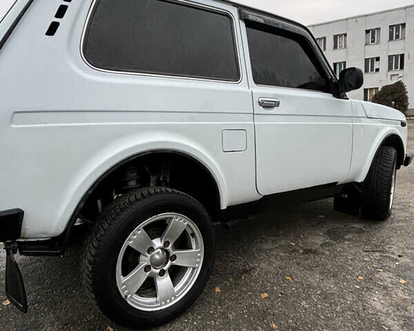 Білий ВАЗ 21214, об'ємом двигуна 1.69 л та пробігом 183 тис. км за 3900 $, фото 5 на Automoto.ua