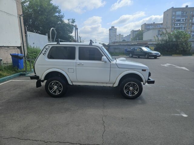Білий ВАЗ 21214, об'ємом двигуна 2 л та пробігом 198 тис. км за 3000 $, фото 2 на Automoto.ua