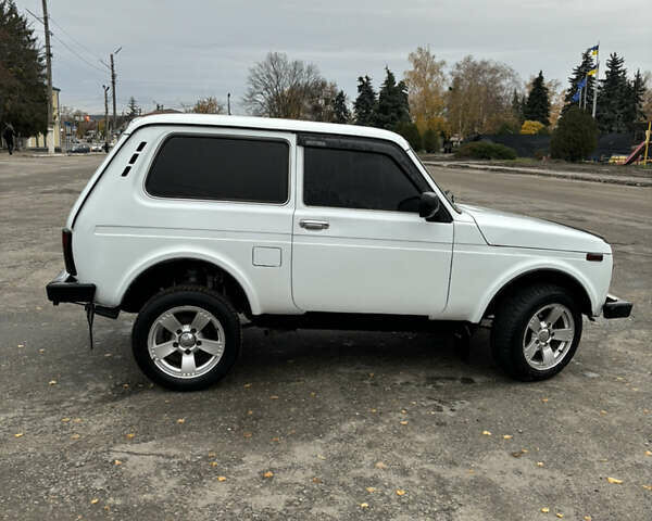 Білий ВАЗ 21214, об'ємом двигуна 1.69 л та пробігом 183 тис. км за 3900 $, фото 10 на Automoto.ua