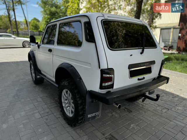 Білий ВАЗ 21214, об'ємом двигуна 1.7 л та пробігом 92 тис. км за 4999 $, фото 11 на Automoto.ua
