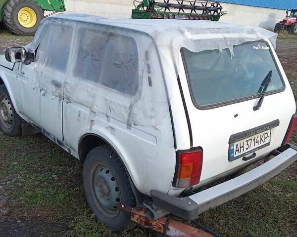 Белый ВАЗ 21214, объемом двигателя 1.69 л и пробегом 100 тыс. км за 2200 $, фото 3 на Automoto.ua