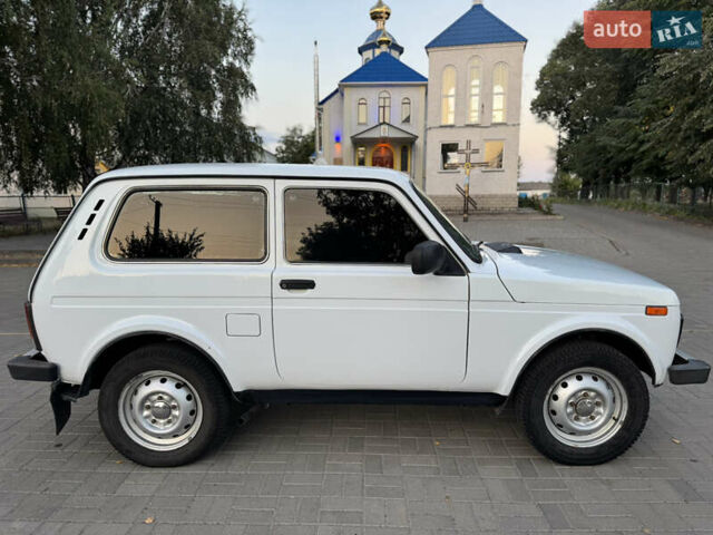 Белый ВАЗ 21214, объемом двигателя 1.69 л и пробегом 238 тыс. км за 4200 $, фото 3 на Automoto.ua