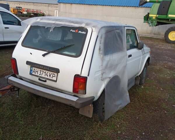 Белый ВАЗ 21214, объемом двигателя 1.69 л и пробегом 100 тыс. км за 2200 $, фото 2 на Automoto.ua