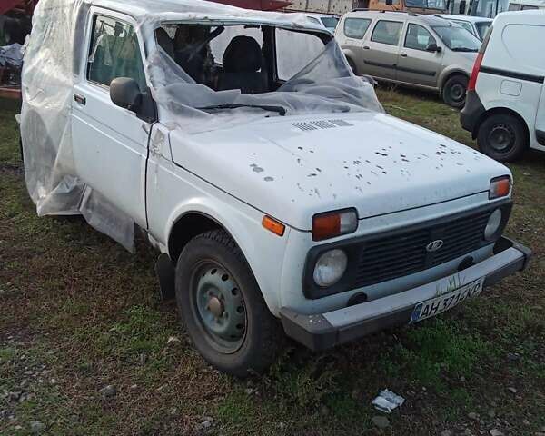 Белый ВАЗ 21214, объемом двигателя 1.69 л и пробегом 100 тыс. км за 2200 $, фото 1 на Automoto.ua