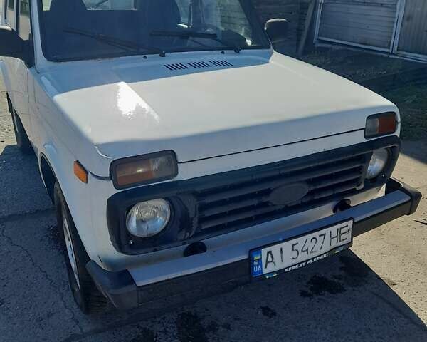 Белый ВАЗ 21214, объемом двигателя 1.69 л и пробегом 190 тыс. км за 3500 $, фото 4 на Automoto.ua