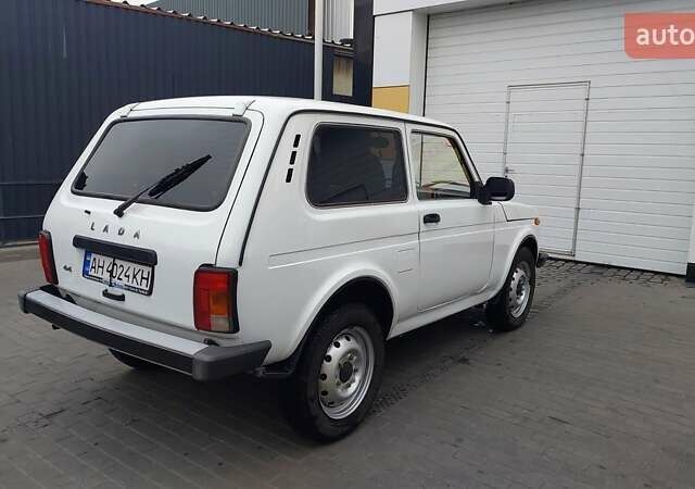 Белый ВАЗ 21214, объемом двигателя 1.69 л и пробегом 74 тыс. км за 5900 $, фото 1 на Automoto.ua