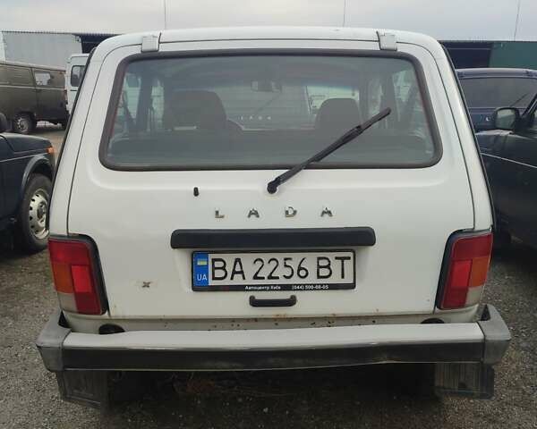 Білий ВАЗ 21214, об'ємом двигуна 1.7 л та пробігом 300 тис. км за 2421 $, фото 1 на Automoto.ua