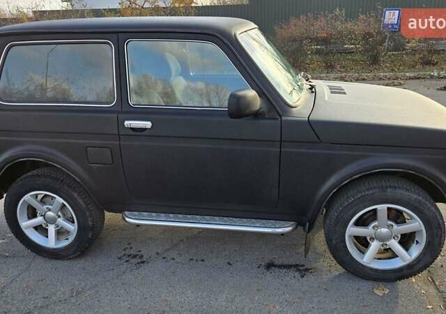 Черный ВАЗ 21214, объемом двигателя 1.69 л и пробегом 168 тыс. км за 4400 $, фото 2 на Automoto.ua