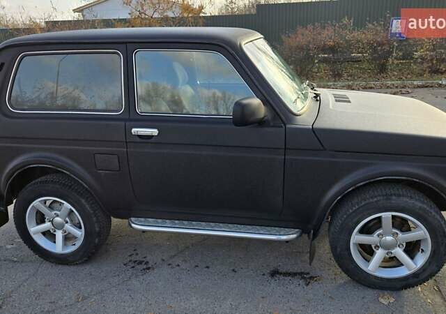 Черный ВАЗ 21214, объемом двигателя 1.69 л и пробегом 168 тыс. км за 4400 $, фото 1 на Automoto.ua