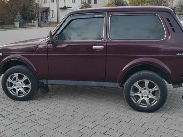 Красный ВАЗ 21214, объемом двигателя 1.7 л и пробегом 250 тыс. км за 3800 $, фото 2 на Automoto.ua