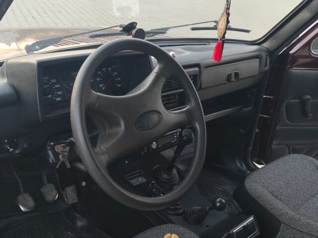 Красный ВАЗ 21214, объемом двигателя 1.7 л и пробегом 250 тыс. км за 3800 $, фото 5 на Automoto.ua