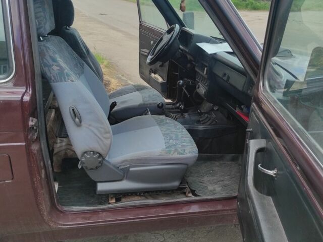 Красный ВАЗ 21214, объемом двигателя 1.7 л и пробегом 177 тыс. км за 2857 $, фото 3 на Automoto.ua