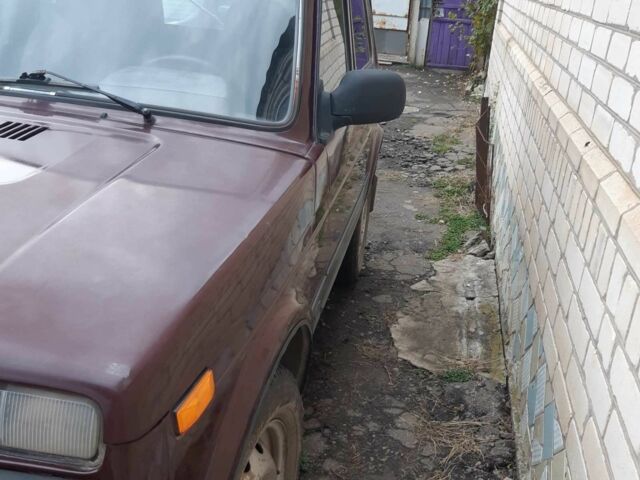 Красный ВАЗ 21214, объемом двигателя 1.7 л и пробегом 148 тыс. км за 3200 $, фото 1 на Automoto.ua