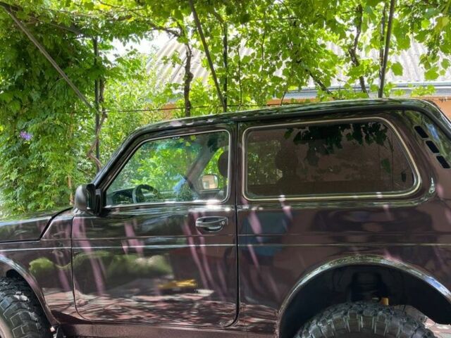 Красный ВАЗ 21214, объемом двигателя 1.7 л и пробегом 170 тыс. км за 3900 $, фото 4 на Automoto.ua