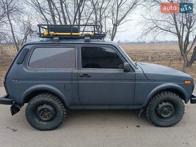 Красный ВАЗ 21214, объемом двигателя 1.69 л и пробегом 230 тыс. км за 2700 $, фото 3 на Automoto.ua