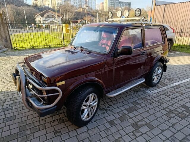 Красный ВАЗ 21214, объемом двигателя 1.7 л и пробегом 220 тыс. км за 2300 $, фото 4 на Automoto.ua