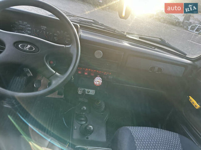 Красный ВАЗ 21214, объемом двигателя 1.7 л и пробегом 185 тыс. км за 4200 $, фото 6 на Automoto.ua