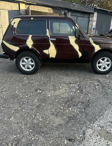 Красный ВАЗ 21214, объемом двигателя 1.7 л и пробегом 185 тыс. км за 4200 $, фото 4 на Automoto.ua