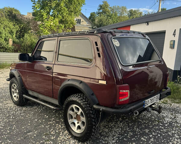 Красный ВАЗ 21214, объемом двигателя 1.7 л и пробегом 186 тыс. км за 4200 $, фото 6 на Automoto.ua