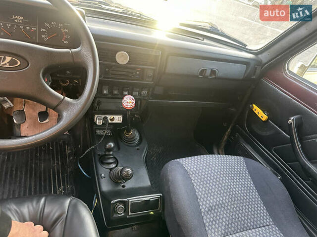 Красный ВАЗ 21214, объемом двигателя 1.7 л и пробегом 185 тыс. км за 4200 $, фото 15 на Automoto.ua