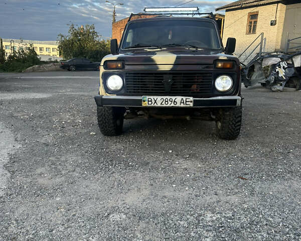 Красный ВАЗ 21214, объемом двигателя 1.7 л и пробегом 185 тыс. км за 4200 $, фото 5 на Automoto.ua