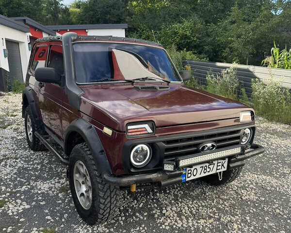 Красный ВАЗ 21214, объемом двигателя 1.7 л и пробегом 186 тыс. км за 4200 $, фото 2 на Automoto.ua