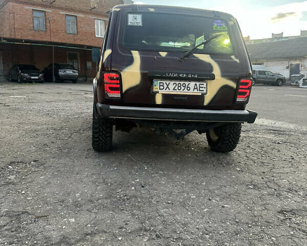 Красный ВАЗ 21214, объемом двигателя 1.7 л и пробегом 185 тыс. км за 4200 $, фото 7 на Automoto.ua