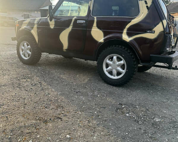 Красный ВАЗ 21214, объемом двигателя 1.7 л и пробегом 185 тыс. км за 4200 $, фото 3 на Automoto.ua