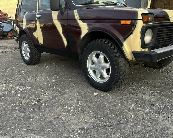 Красный ВАЗ 21214, объемом двигателя 1.7 л и пробегом 185 тыс. км за 4200 $, фото 2 на Automoto.ua