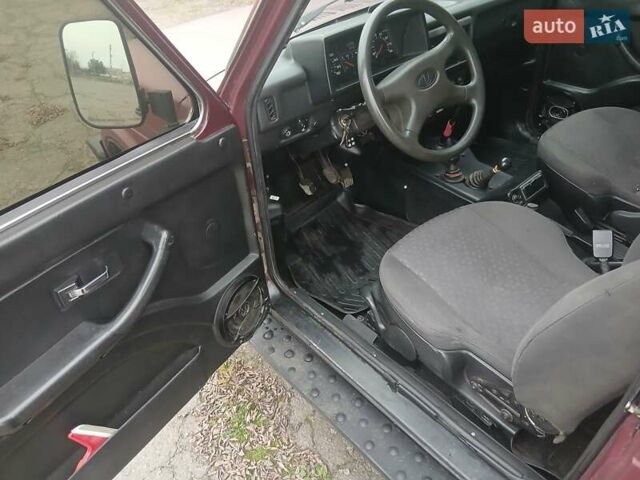 Красный ВАЗ 21214, объемом двигателя 1.7 л и пробегом 150 тыс. км за 4500 $, фото 9 на Automoto.ua