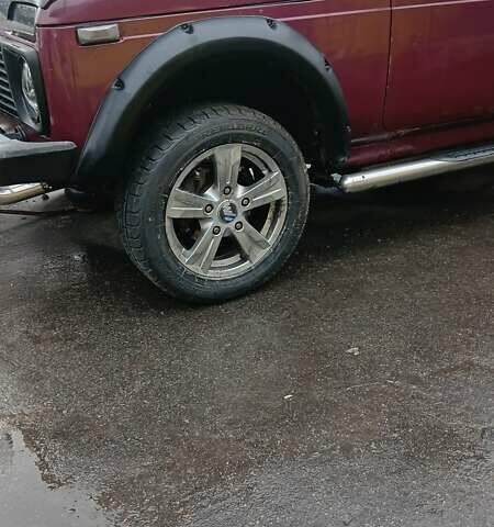 Красный ВАЗ 21214, объемом двигателя 1.69 л и пробегом 200 тыс. км за 4500 $, фото 1 на Automoto.ua