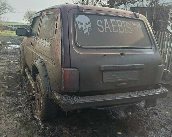 Красный ВАЗ 21214, объемом двигателя 1.69 л и пробегом 200 тыс. км за 4500 $, фото 2 на Automoto.ua