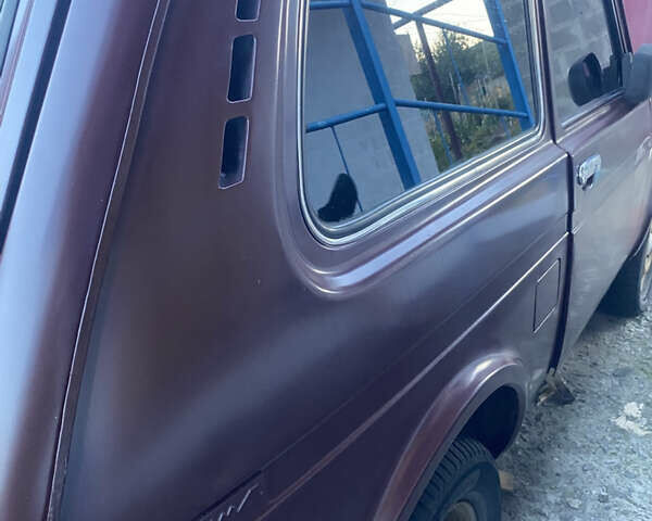 Красный ВАЗ 21214, объемом двигателя 1.7 л и пробегом 184 тыс. км за 3800 $, фото 5 на Automoto.ua