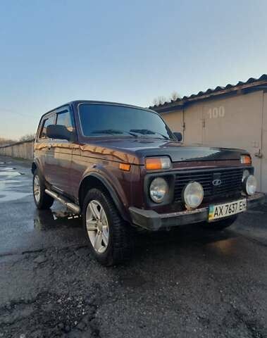 Красный ВАЗ 21214, объемом двигателя 1.69 л и пробегом 105 тыс. км за 3500 $, фото 1 на Automoto.ua